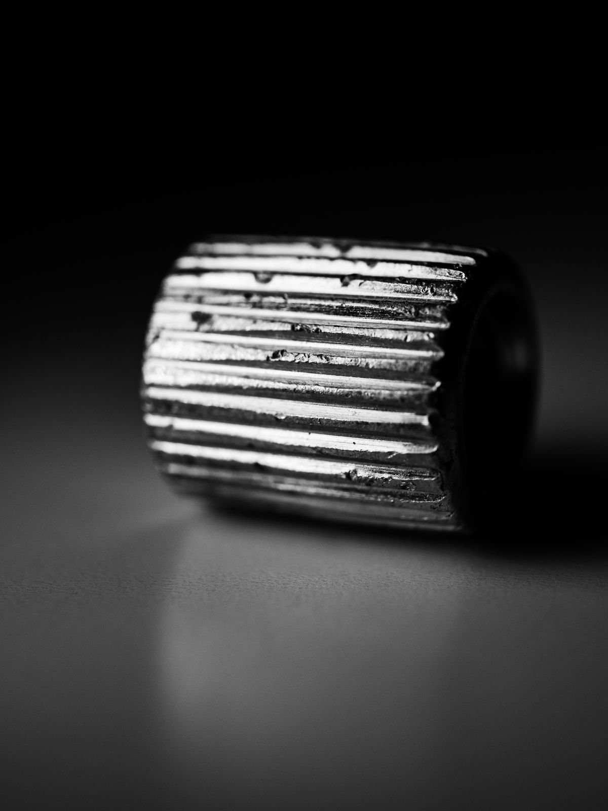 Knurled precision-machined metal component