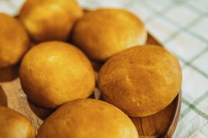 Golden baked milk buns — photo by Gu Ko on Pexels