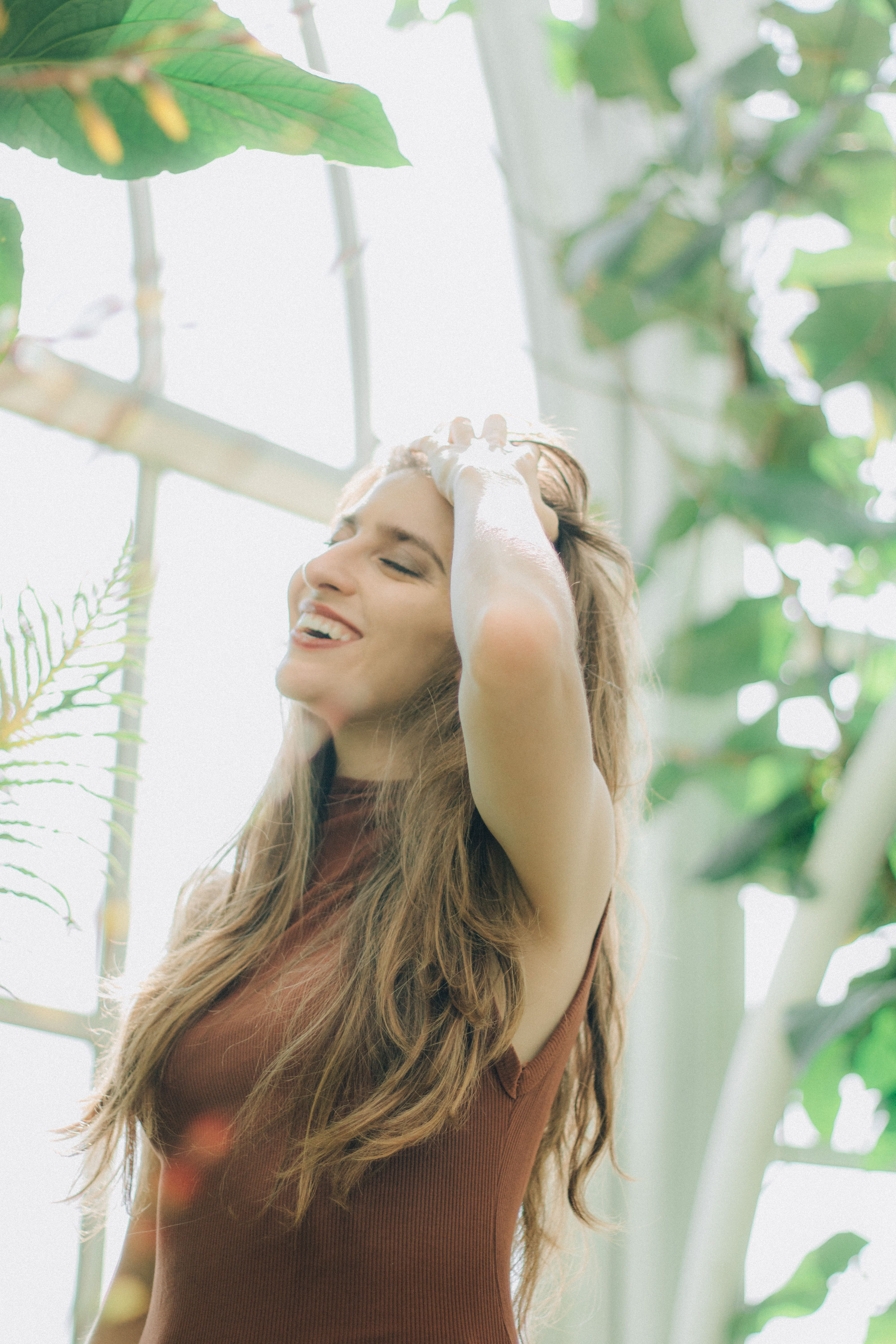 Cheveux longs et brillants après un soin profond, photographiés en lumière naturelle