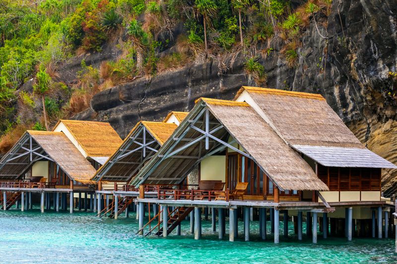 Bungalow di atas laut biru jernih Raja Ampat, Papua Barat