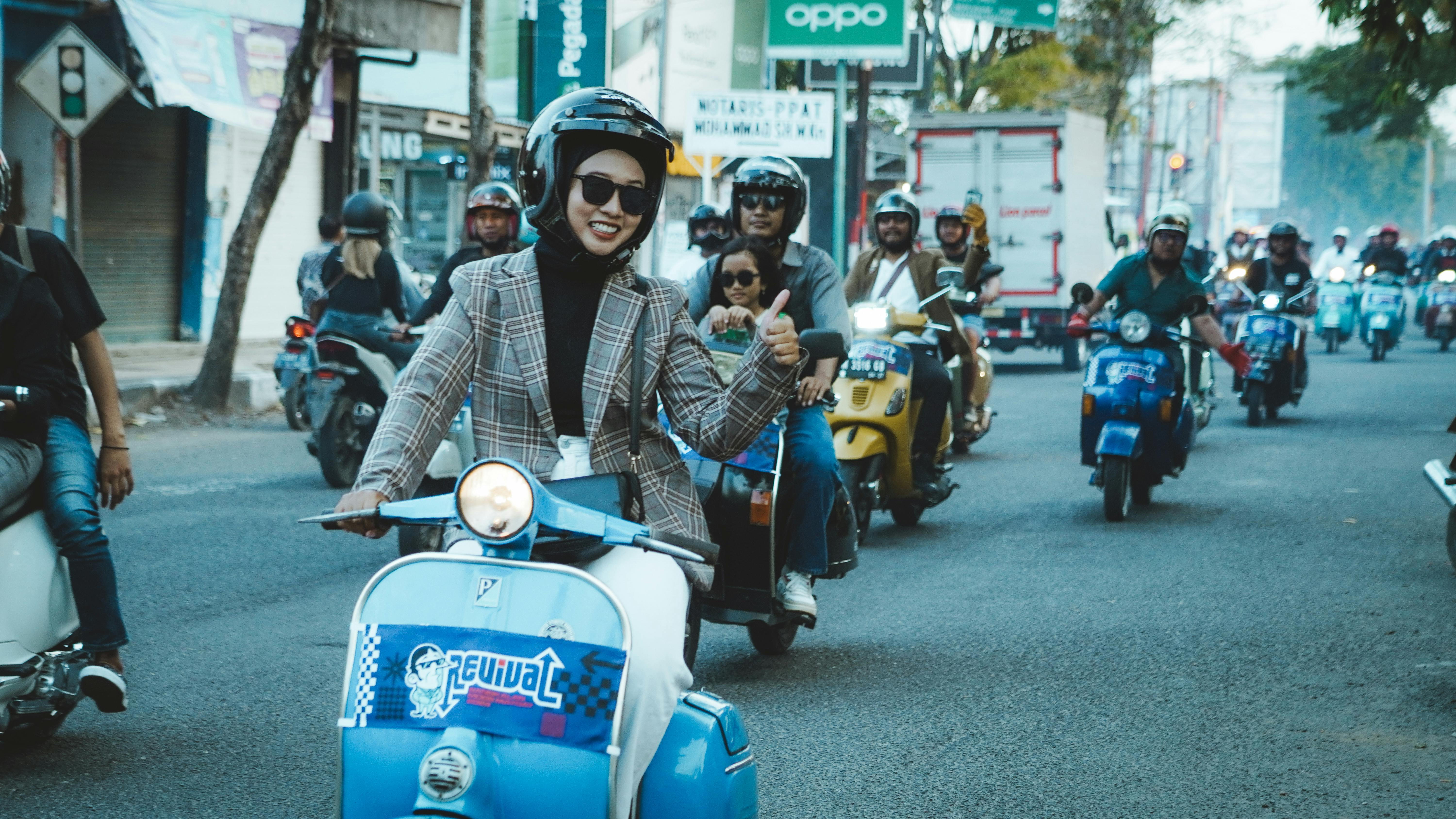 Miễn phí Một nhóm bạn đi xe tay ga cổ điển ở Bangkalan, Đông Java, thể hiện tình bạn và sự phiêu lưu. Ảnh lưu trữ