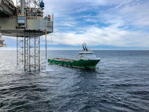 Groen En Wit Schip Op Zee Onder De Blauwe Hemel