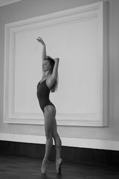 Hey, Check Out MEOVV's Cool Dance Practice Videos for "HANDS UP"! - hey 1