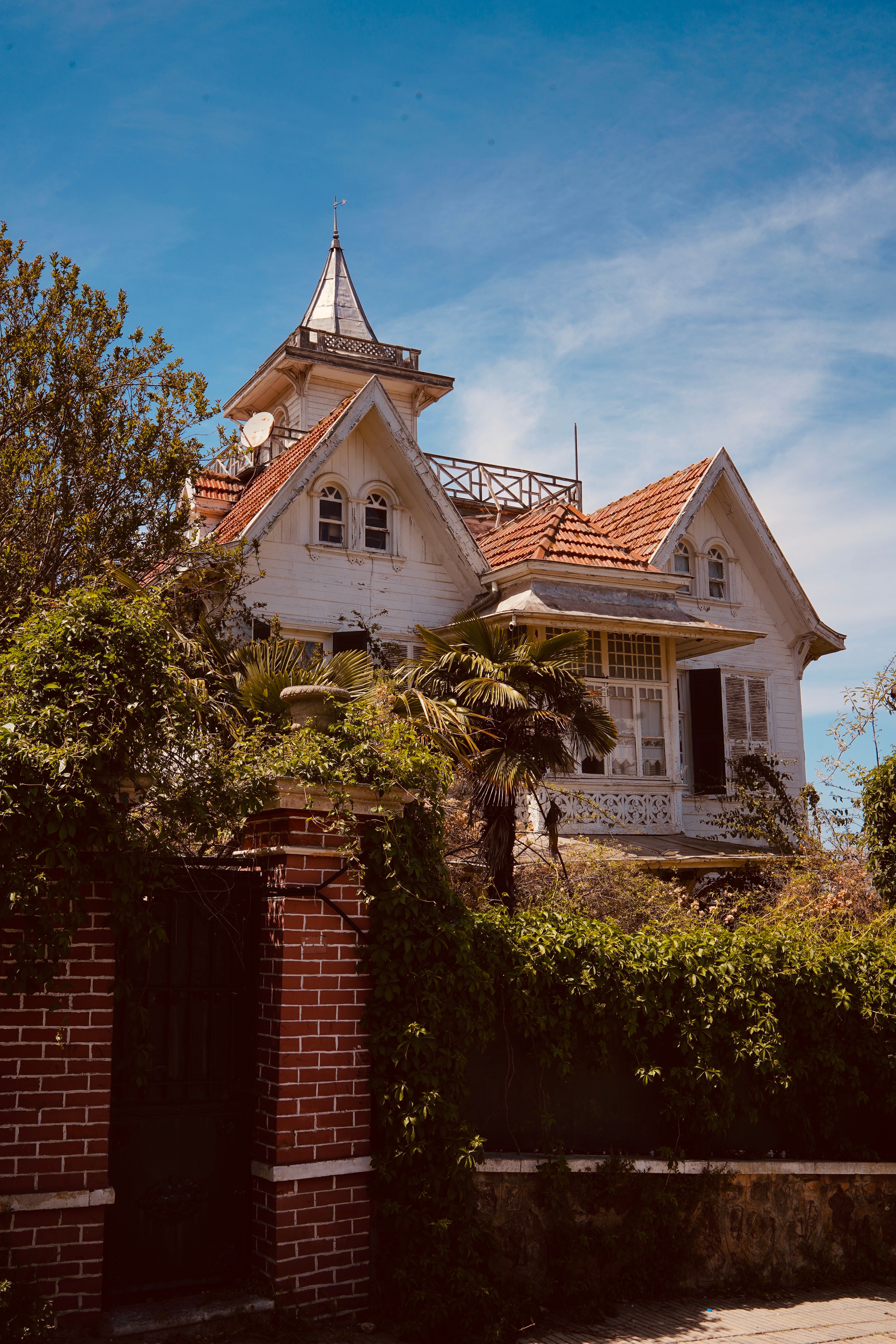 Charming Victorian House with Lush Garden · Free Stock Photo