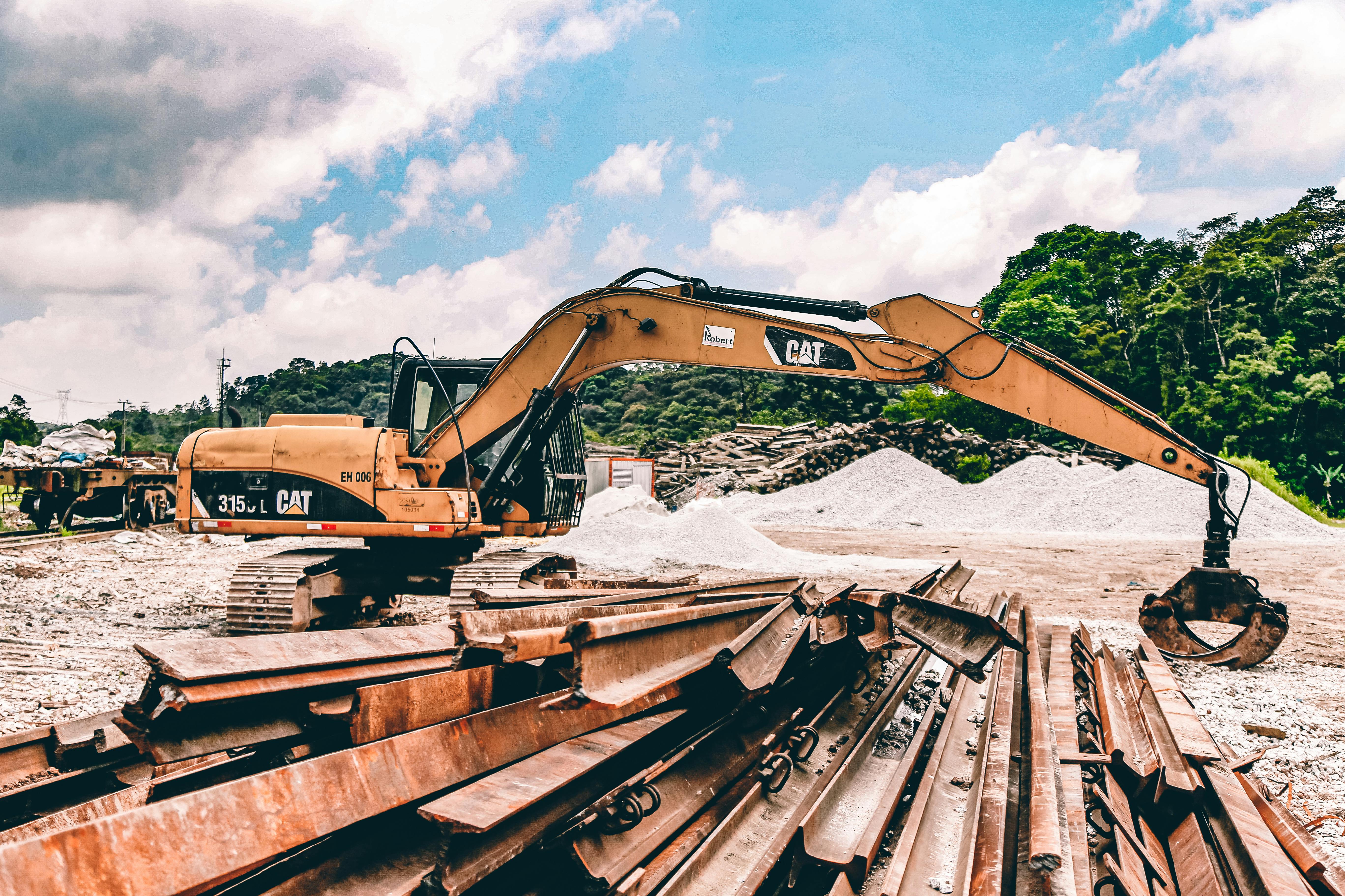 yellow and black caterpillar excavator claw