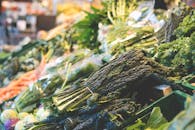 当地市场的摊位上，新鲜有机蔬菜展示得充满活力，彰显健康饮食理念