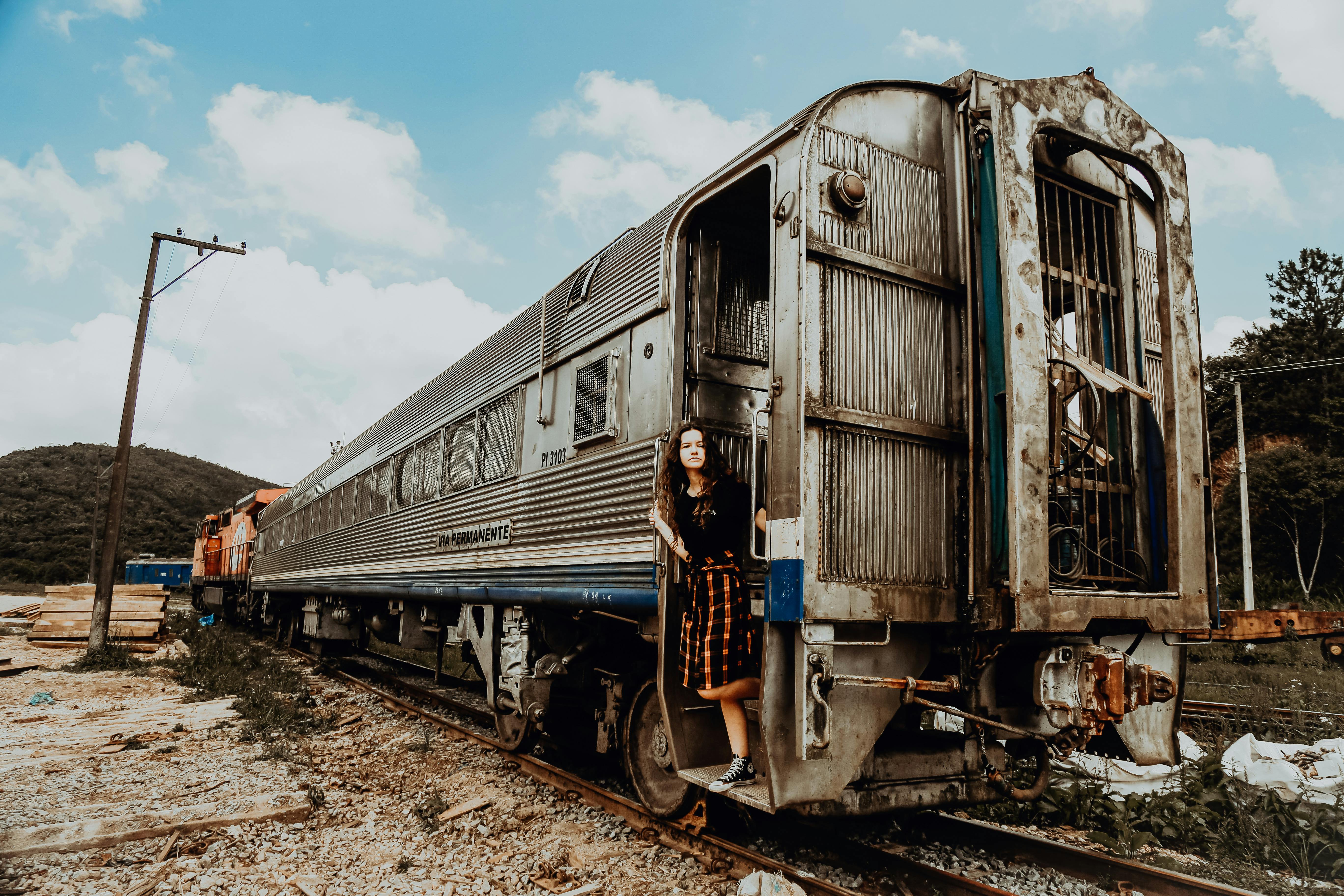 Unidentified Passengers Standing on the Doors of Running Local Train during  Rush Hours Editorial Stock Image - Image of speed, platform: 168031114