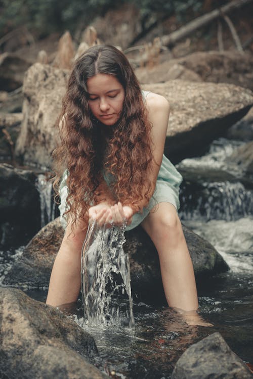 Mujer Sentada Sobre Una Roca En El Río