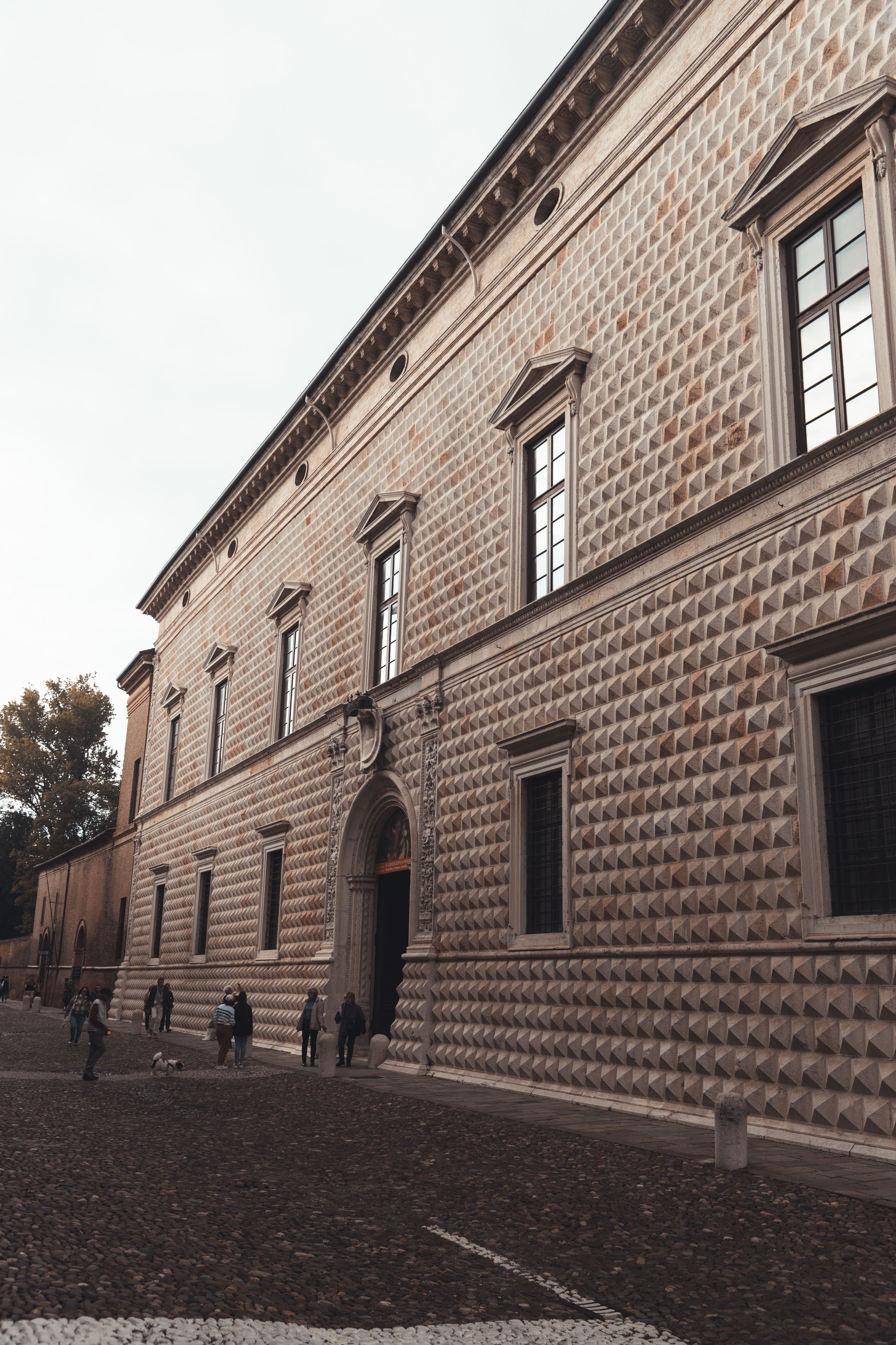 Historic Building Facade in Daylight · Free Stock Photo