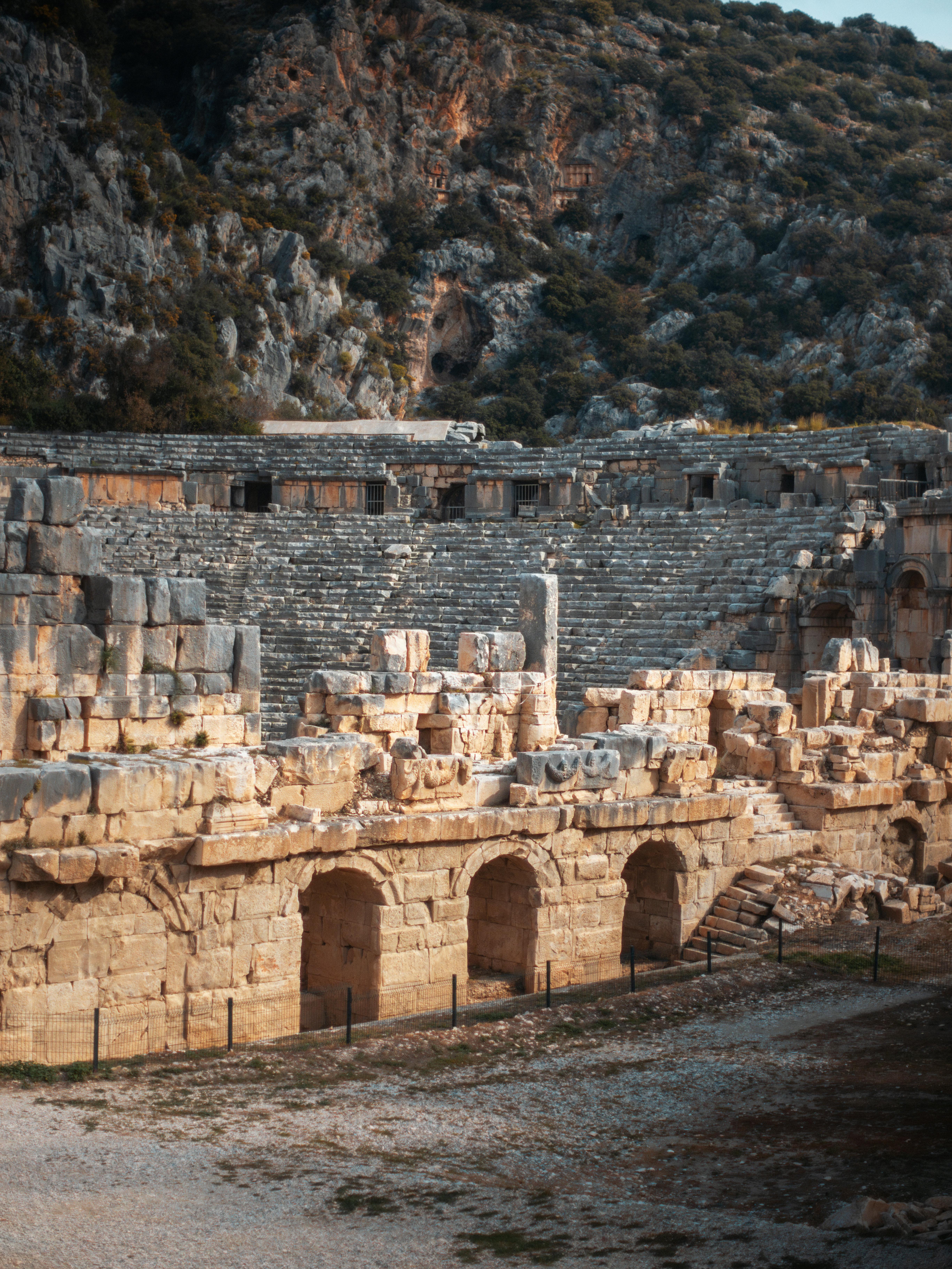 Ücretsiz Türkiye'nin Demre kentinde, manzaralı kayalık tepelerin arasında yer alan, iyi korunmuş antik Roma amfi tiyatrosunun kalıntılarını keşfedin. Stok Fotoğraflar