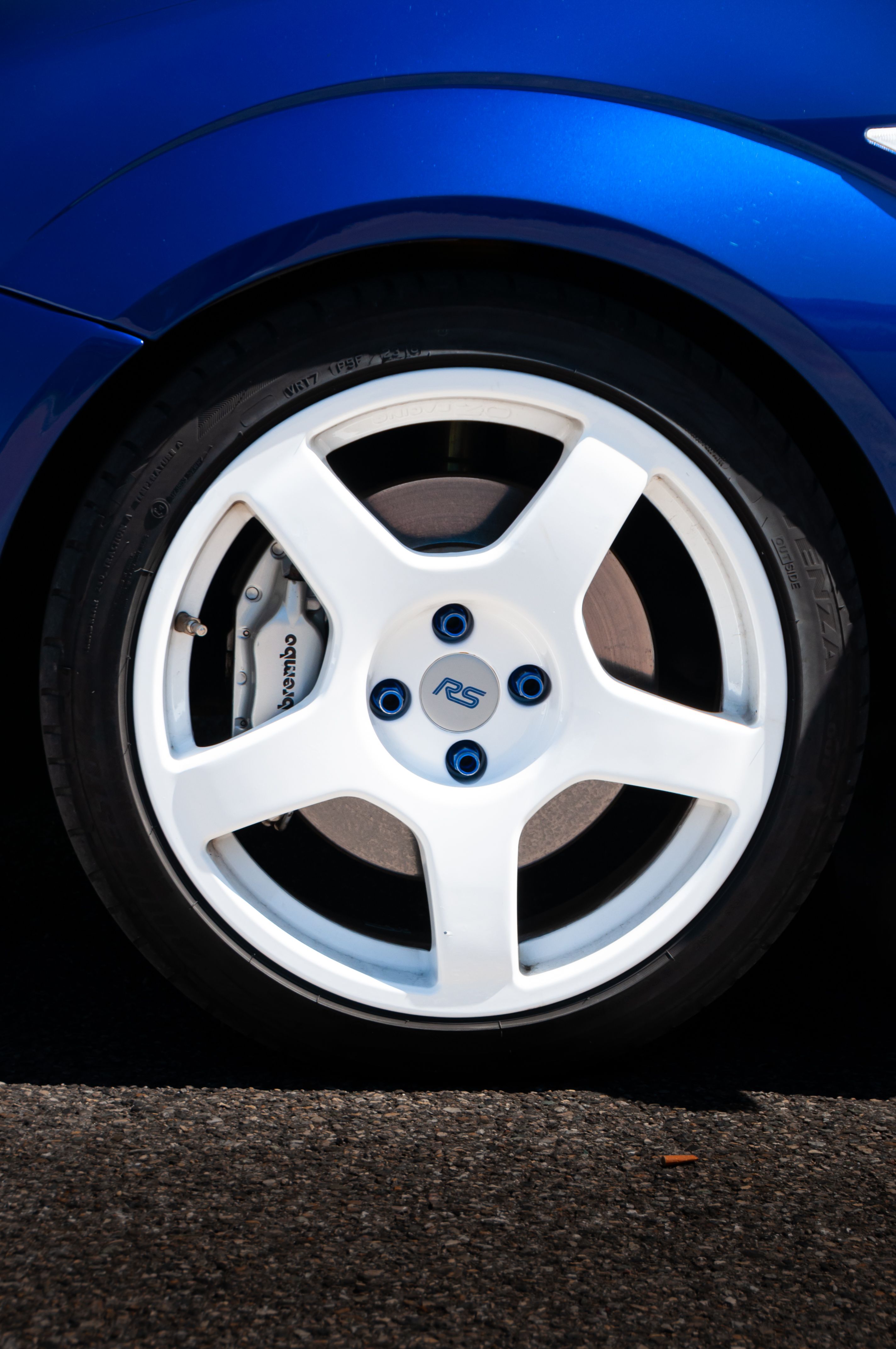 Close-up of a Sporty Blue Car Rim · Free Stock Photo