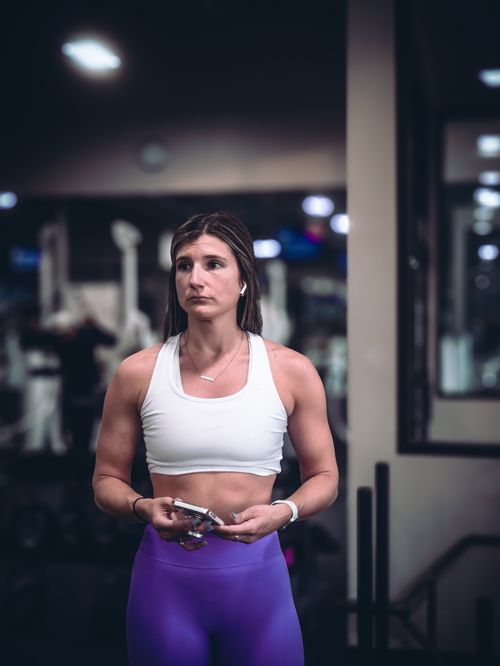 Free A determined woman in gym attire preparing for her fitness routine, showcasing strength and focus. Stock Photo