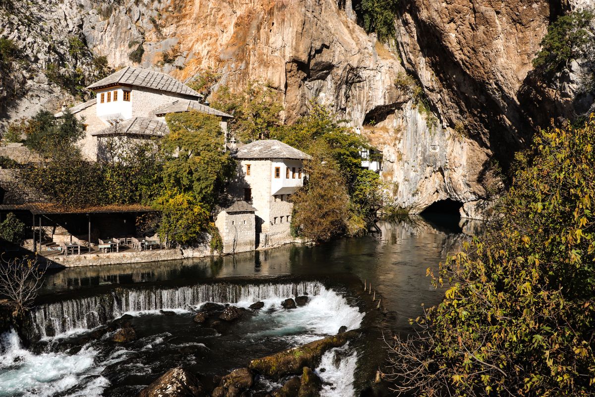 Tekke-ul din Blagaj și râul Buna, toamna