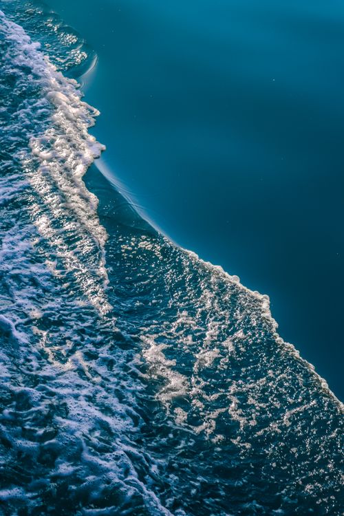 Free Dynamic ocean waves with sparkling reflections in Türkiye's vibrant blue waters. Stock Photo
