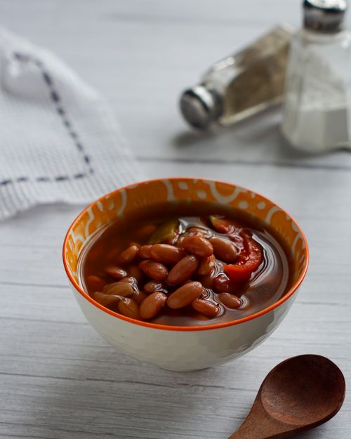 Sopa de frijoles casera lista en la olla