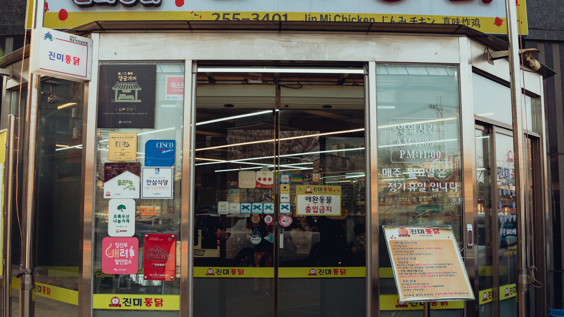 Restoran lokal yang menjadi contoh kebutuhan cash dan kartu dalam cara tukar won Korea Selatan
