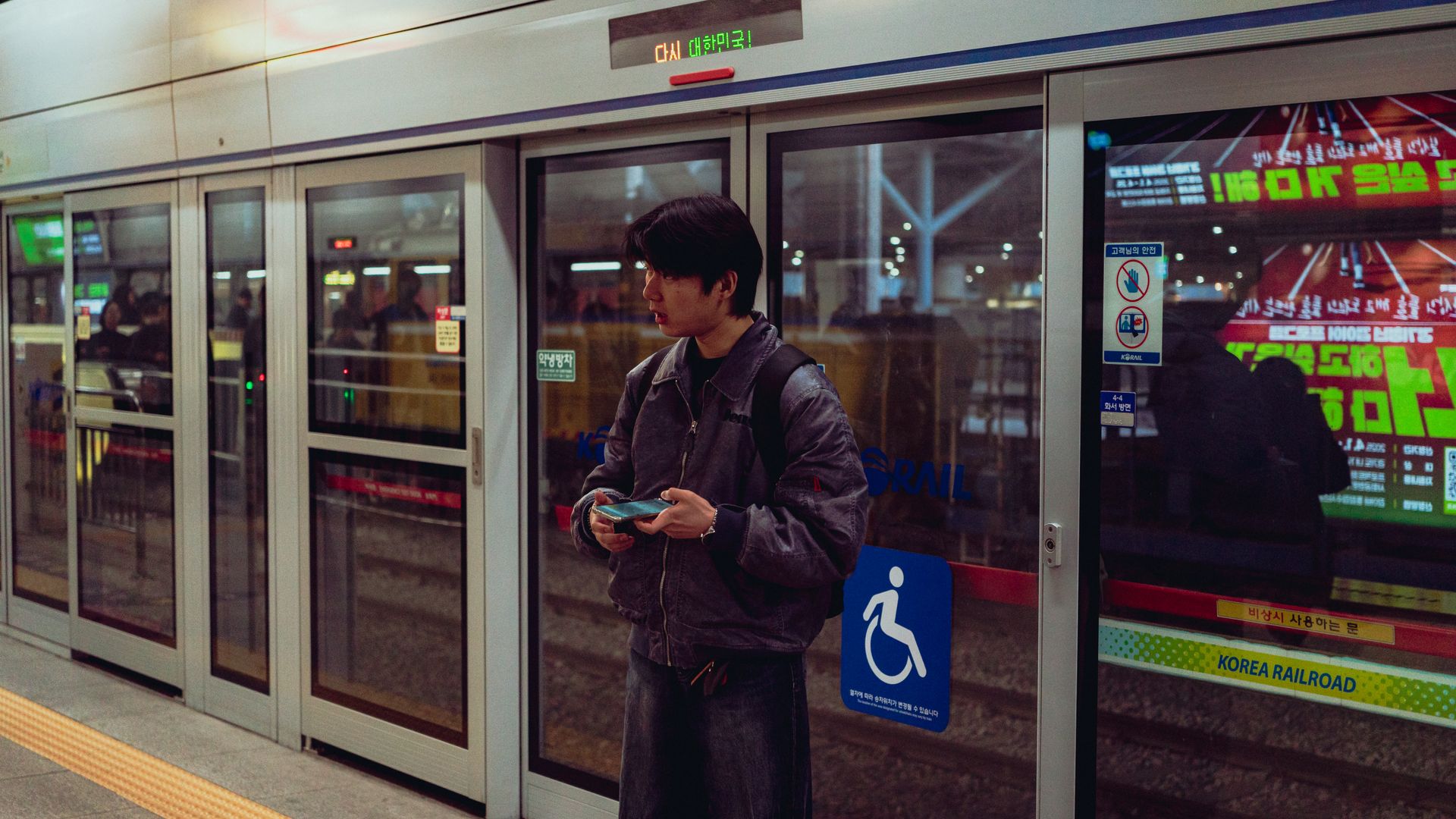 cara naik ktx korea dengan papan petunjuk stasiun dan jalur kereta di Korea Selatan