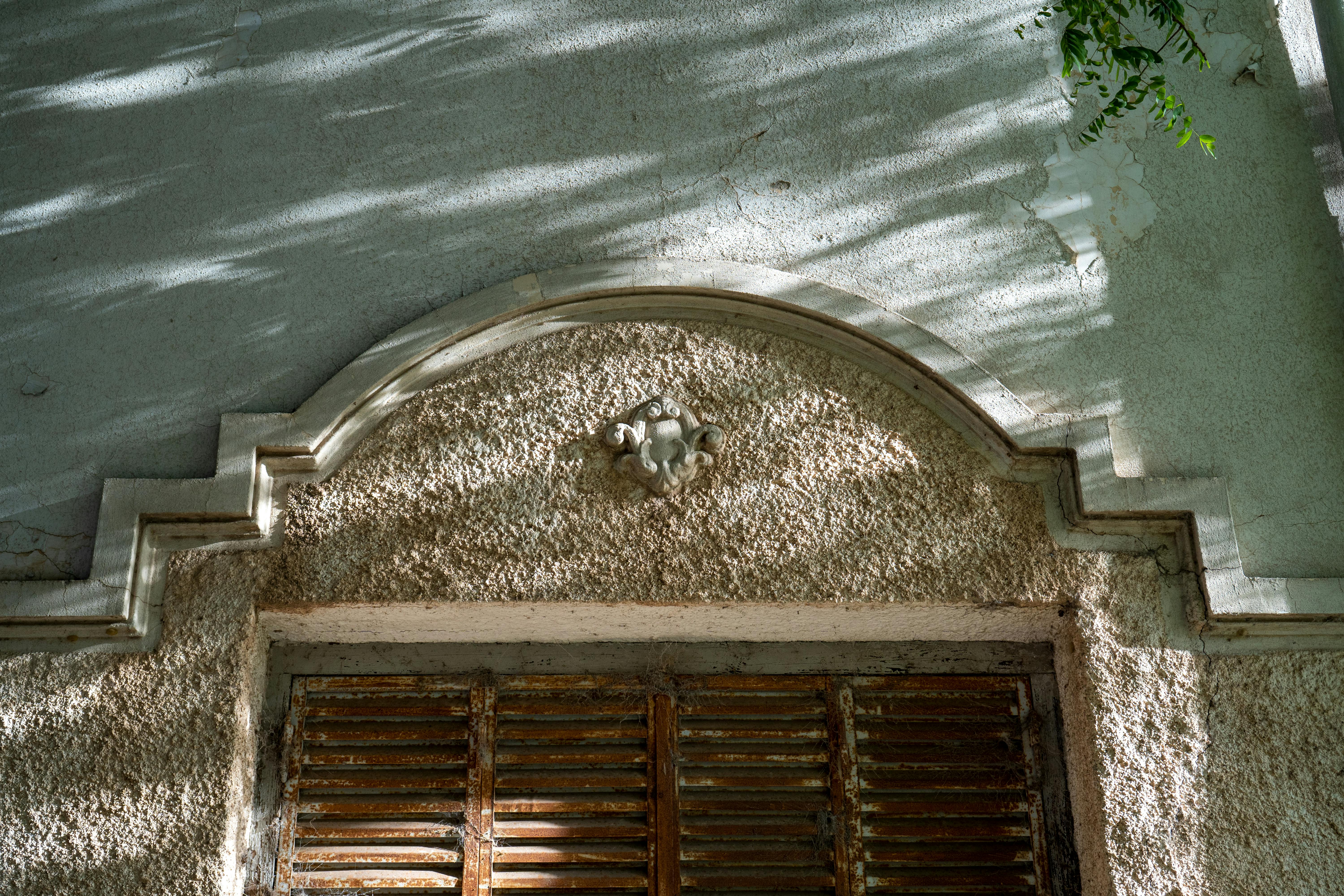 De franc Façana d'estuc amb un disseny ornamentat a Còrdova, que destaca l'arquitectura històrica. Foto d'estoc