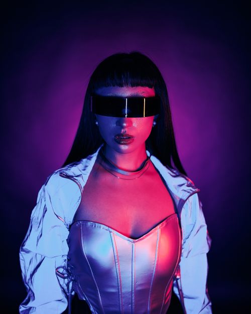 Free A futuristic portrait of a woman in neon lighting with a cyberpunk aesthetic. Stock Photo