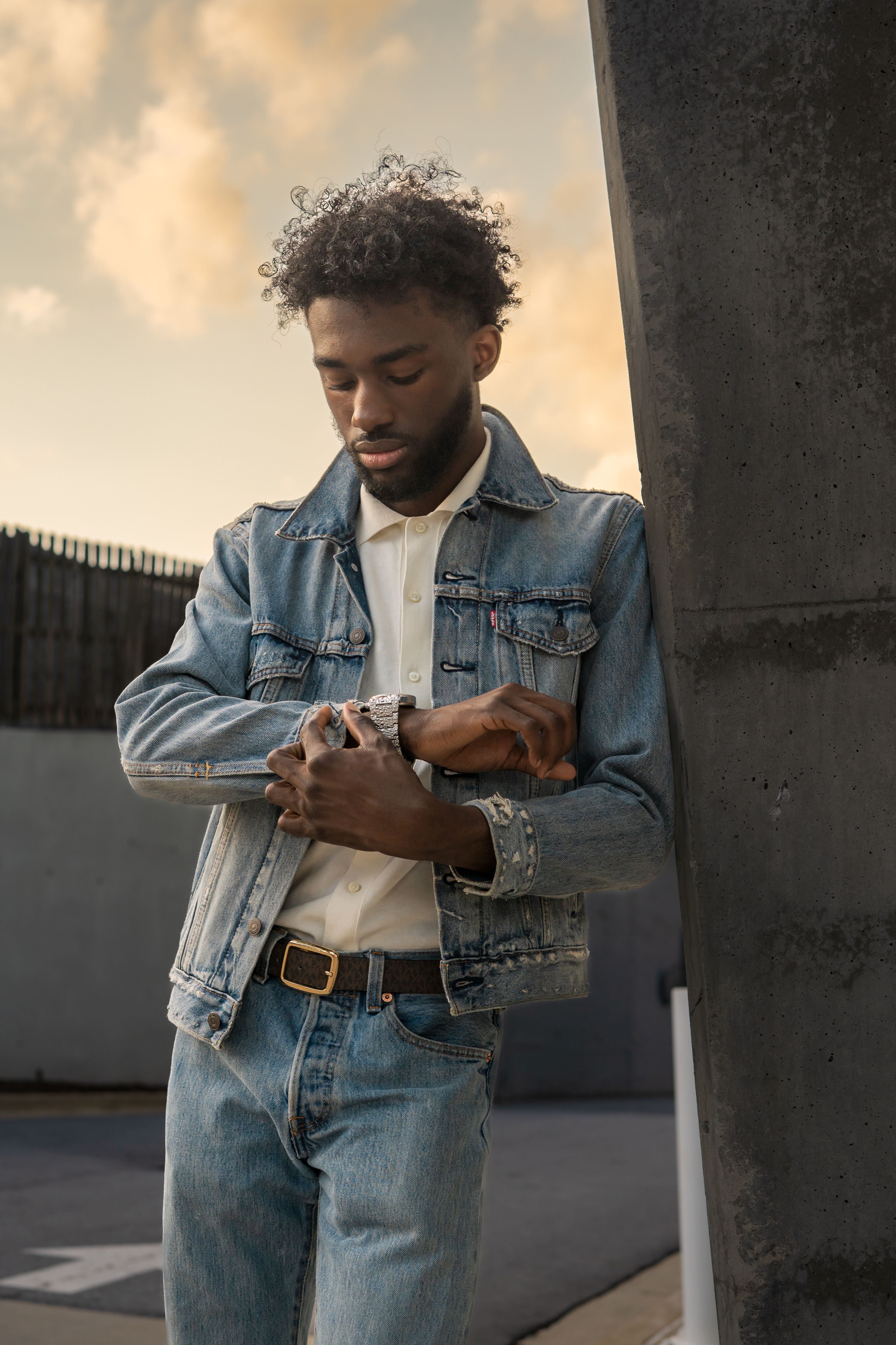 Double denim day in Venice 🌊 Same fit, four frames — swipe through and tell me which angle wins 📸 That golden hour hit different today.
#denimondenim #streetstyle #venicebeach #ootd