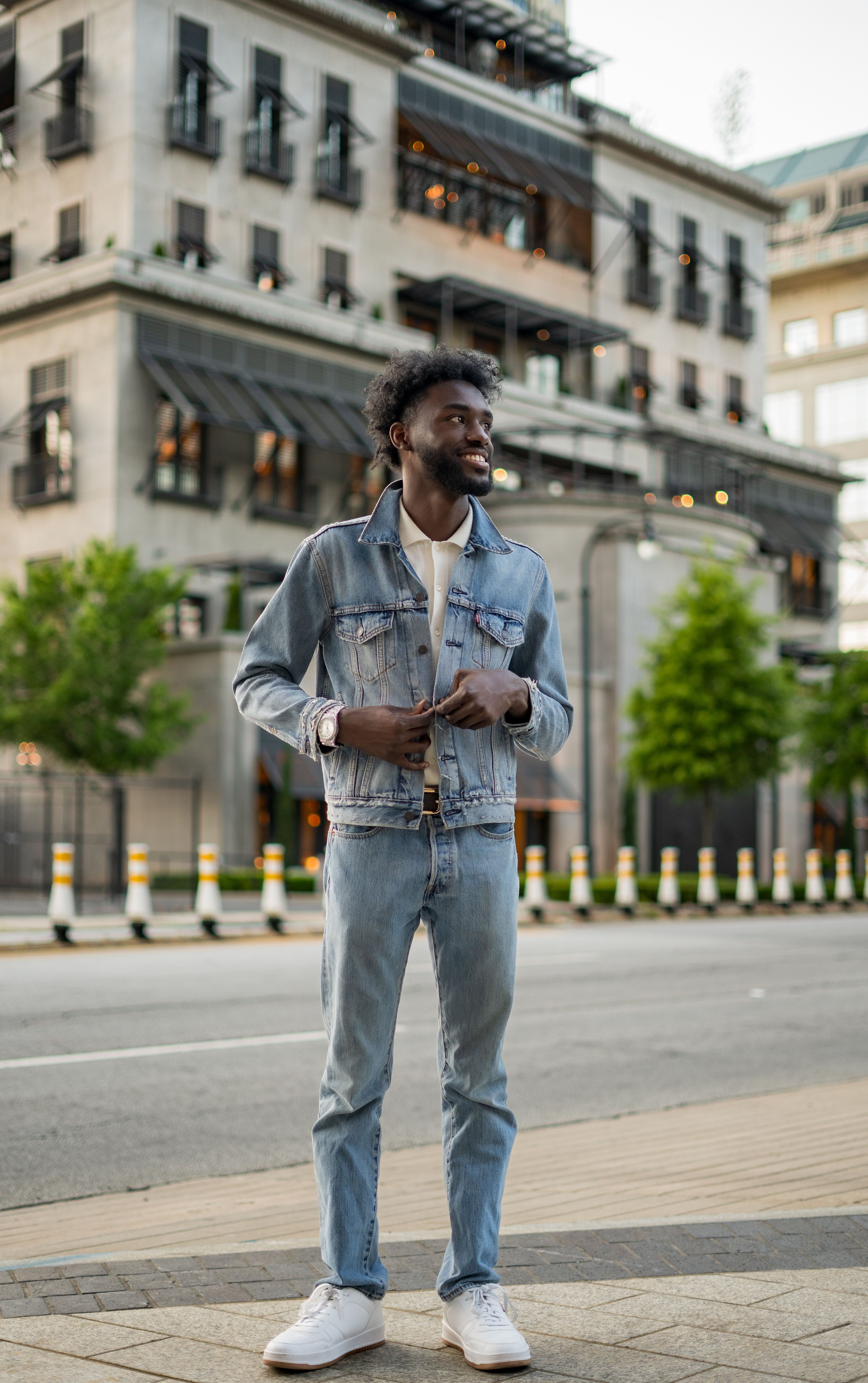 Double denim day in Venice 🌊 Same fit, four frames — swipe through and tell me which angle wins 📸 That golden hour hit different today.
#denimondenim #streetstyle #venicebeach #ootd