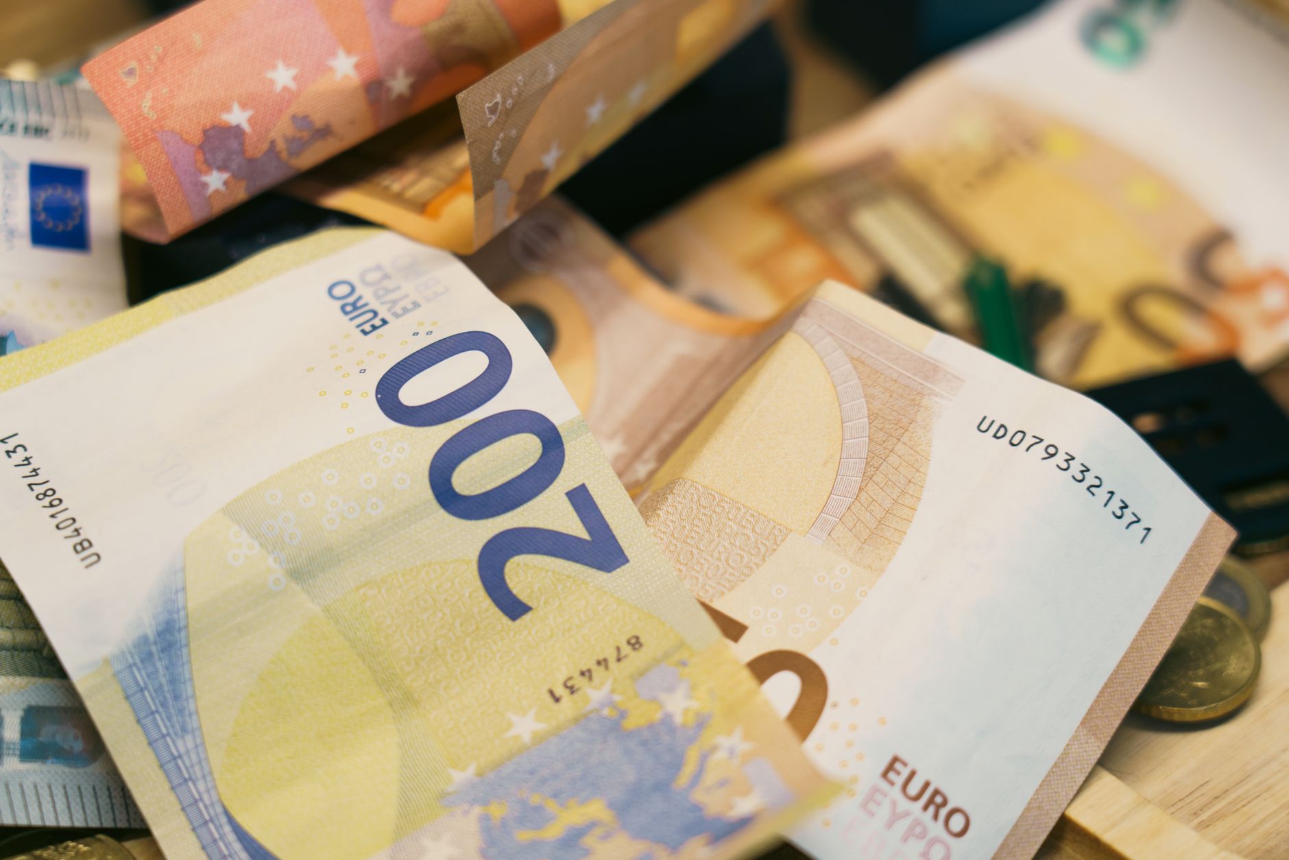 US Treasuries Rise as Oil Retreats From Multiyear High