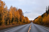 加拿大特雷斯高速公路绿树成荫，群山朦胧，呈现出一幅全景画卷