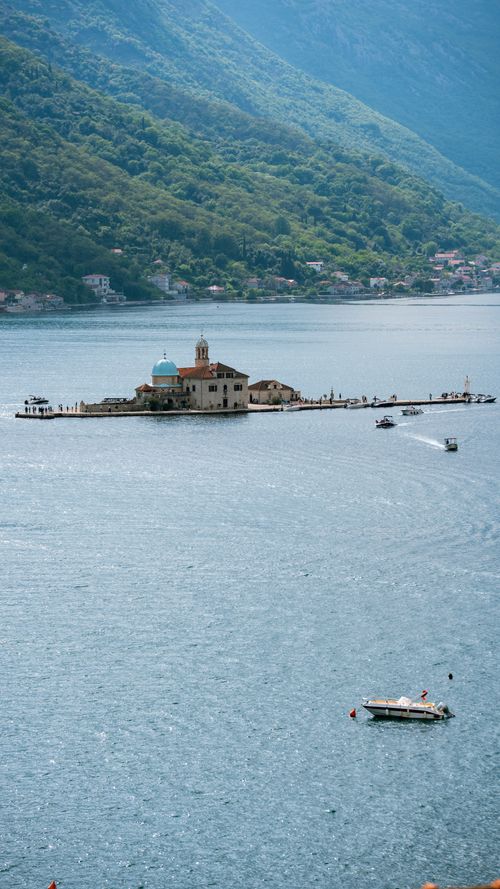Gratis Vista serena della chiesa sull'isola della Madonna delle Nostre Rocce nella baia di Kotor, Montenegro. Foto a disposizione