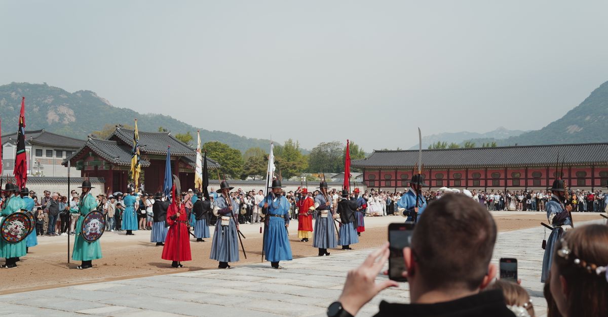 Colorful guard ceremony at Gyeongbokgung Palace, Seoul, showcasing traditional Korean attire and cultural heritage. visual (Photo: Little forest 작은 숲 / Pexels)