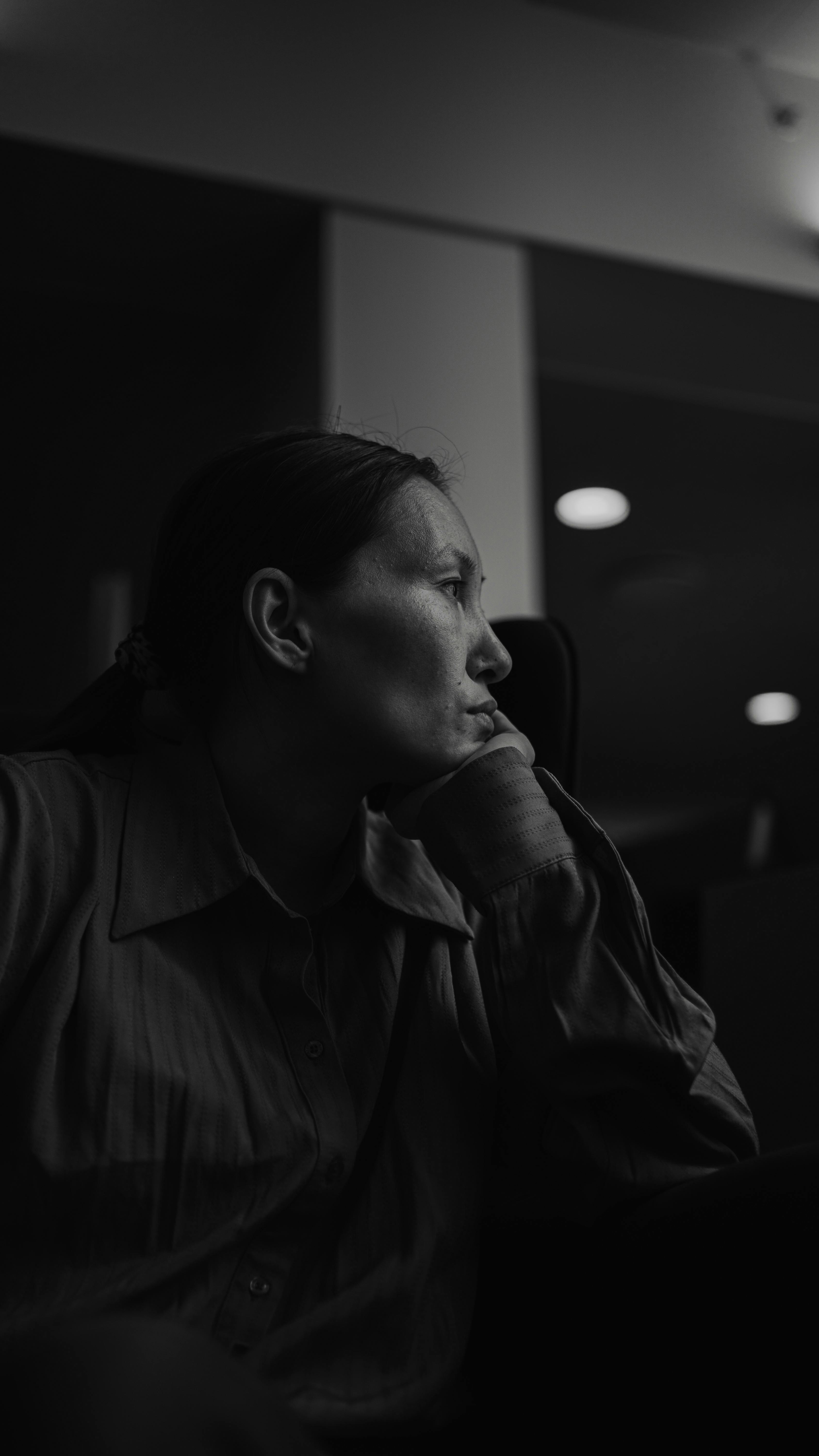 Miễn phí Bức chân dung đen trắng đầy quyến rũ về một người phụ nữ đang chìm đắm trong suy nghĩ trong nhà. Ảnh lưu trữ