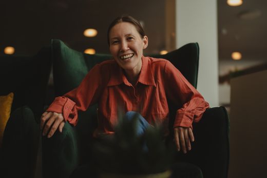 Instructor seated in an armchair mid-conversation — photo by Peter Platou on Pexels