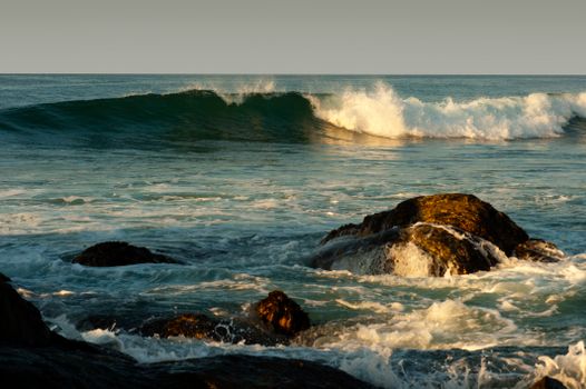 在斯里兰卡乌纳瓦图纳海滩，海浪拍打着岩石，海景宁静