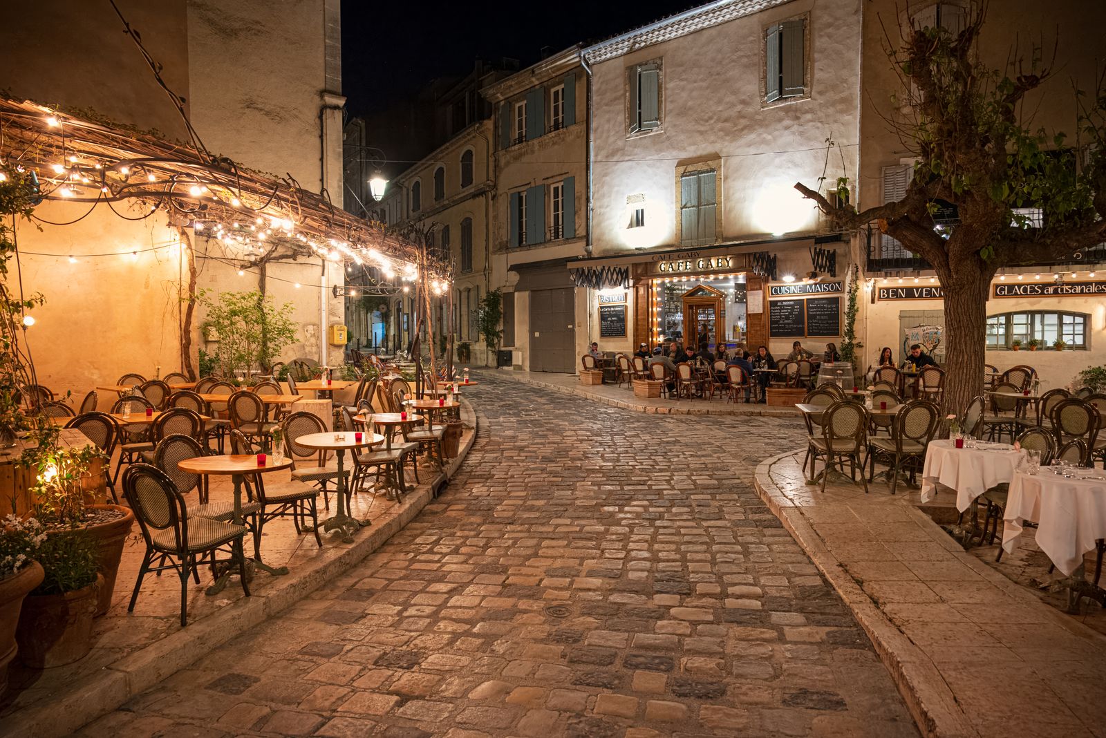 Ambiance de village &agrave; Lourmarin