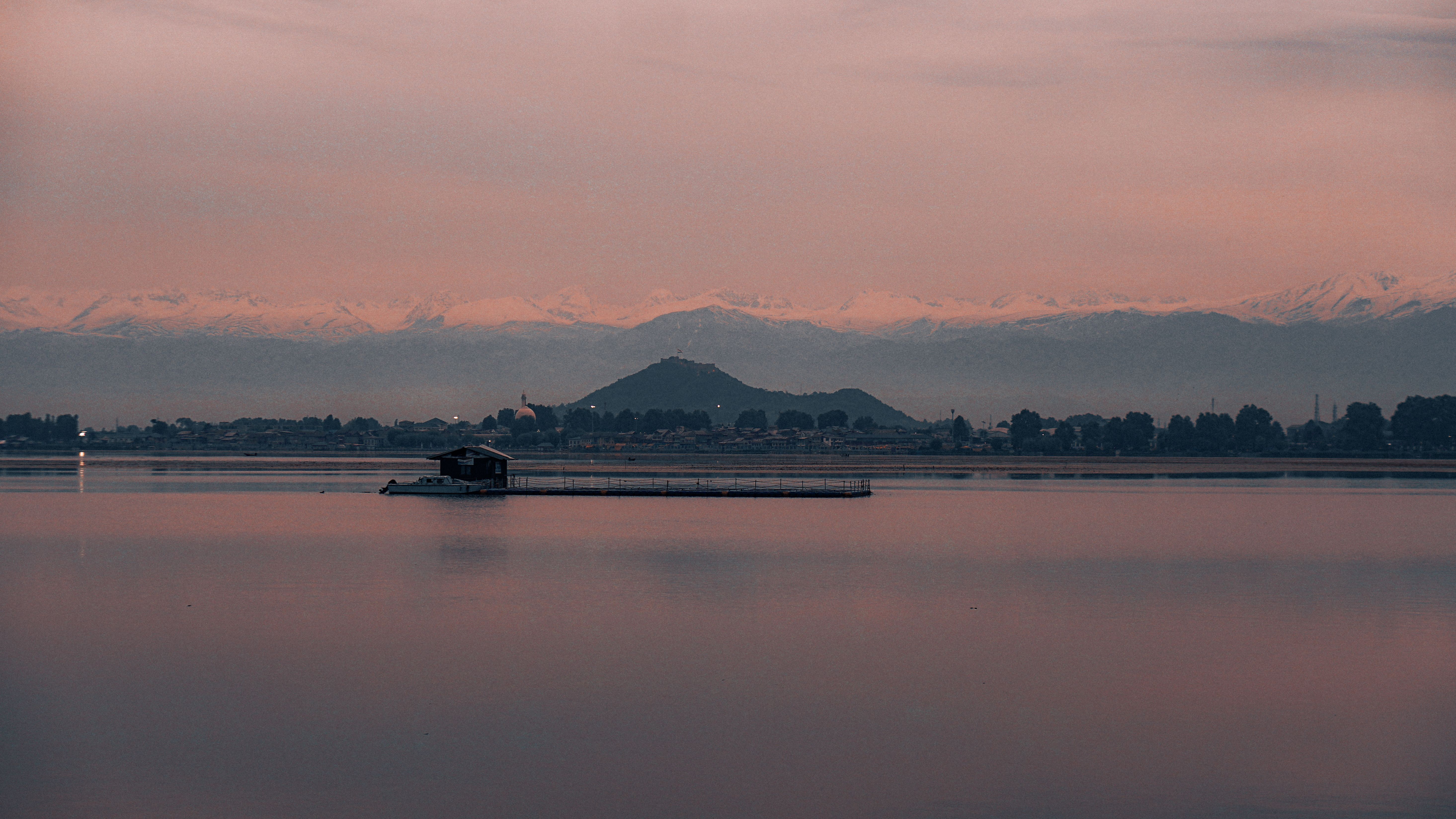 Scenic Sunset Lake with Mountain Backdrop · Free Stock Photo