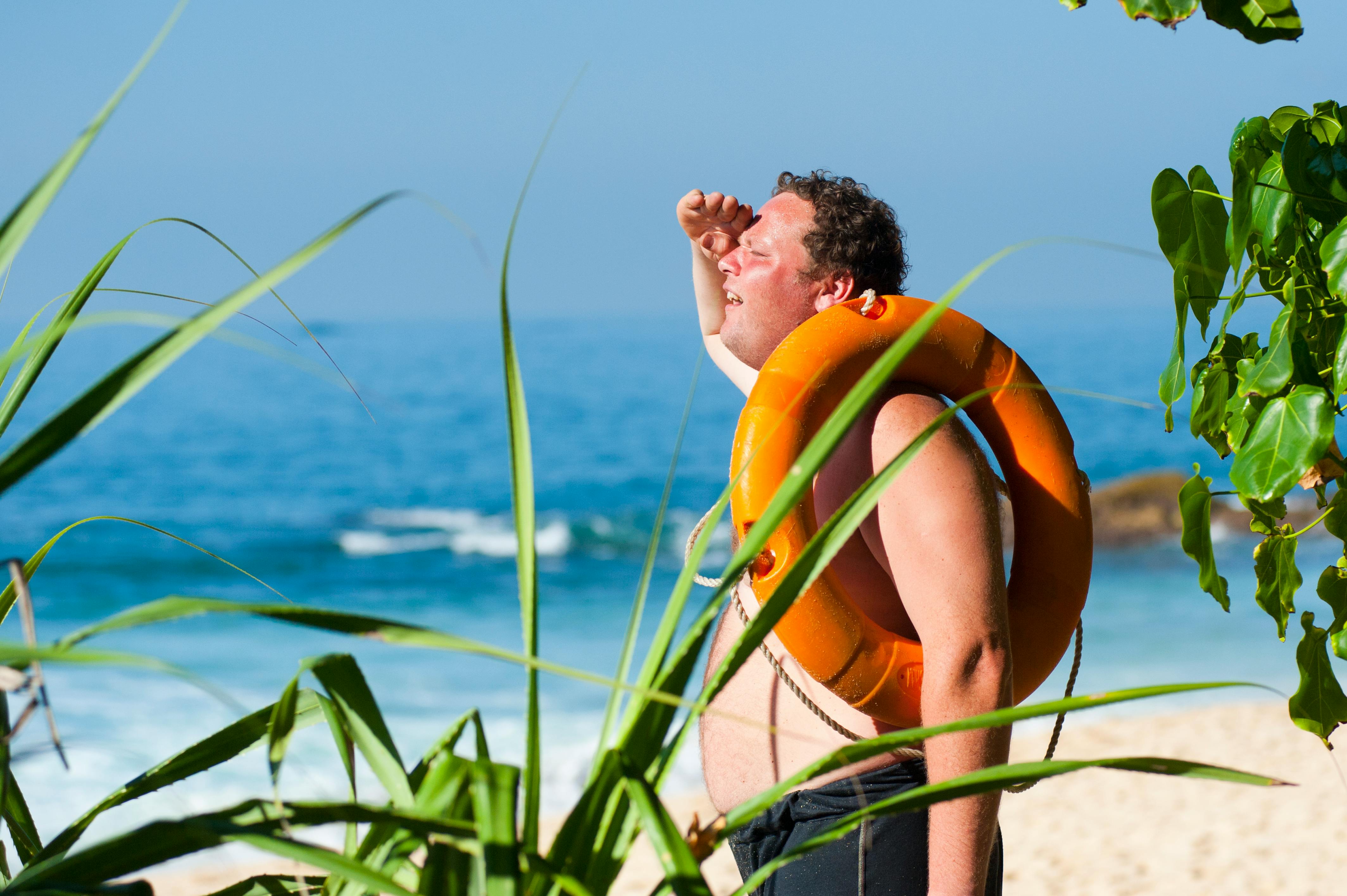 Free 水面附近人肩上的橙色安全環 Stock Photo