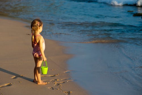 女孩在海邊舉行桶
