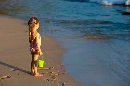 Ragazza Con Benna In Riva Al Mare