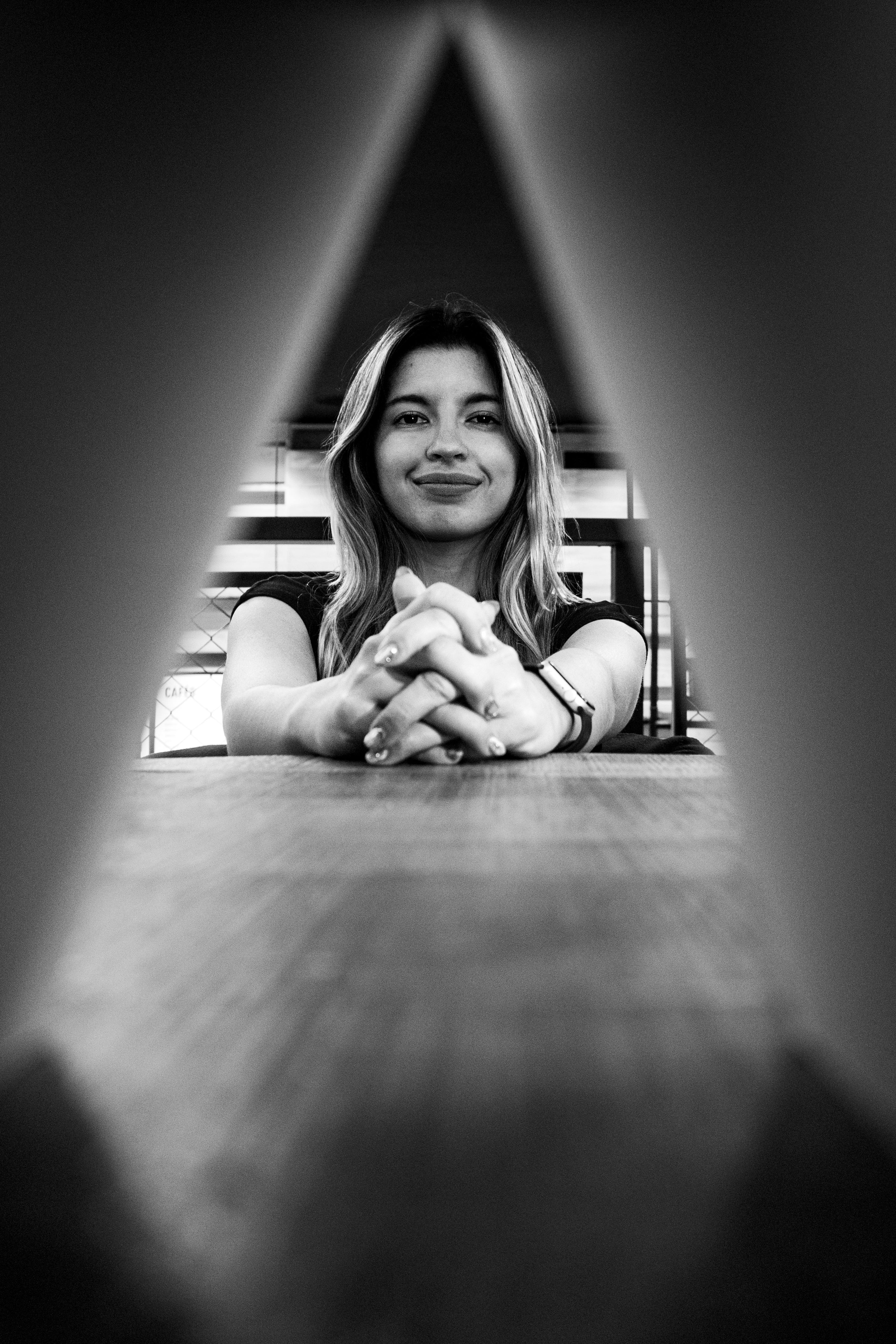 grátis Retrato artístico em preto e branco de uma mulher em Buenos Aires, capturado criativamente com um toque moderno. Foto profissional