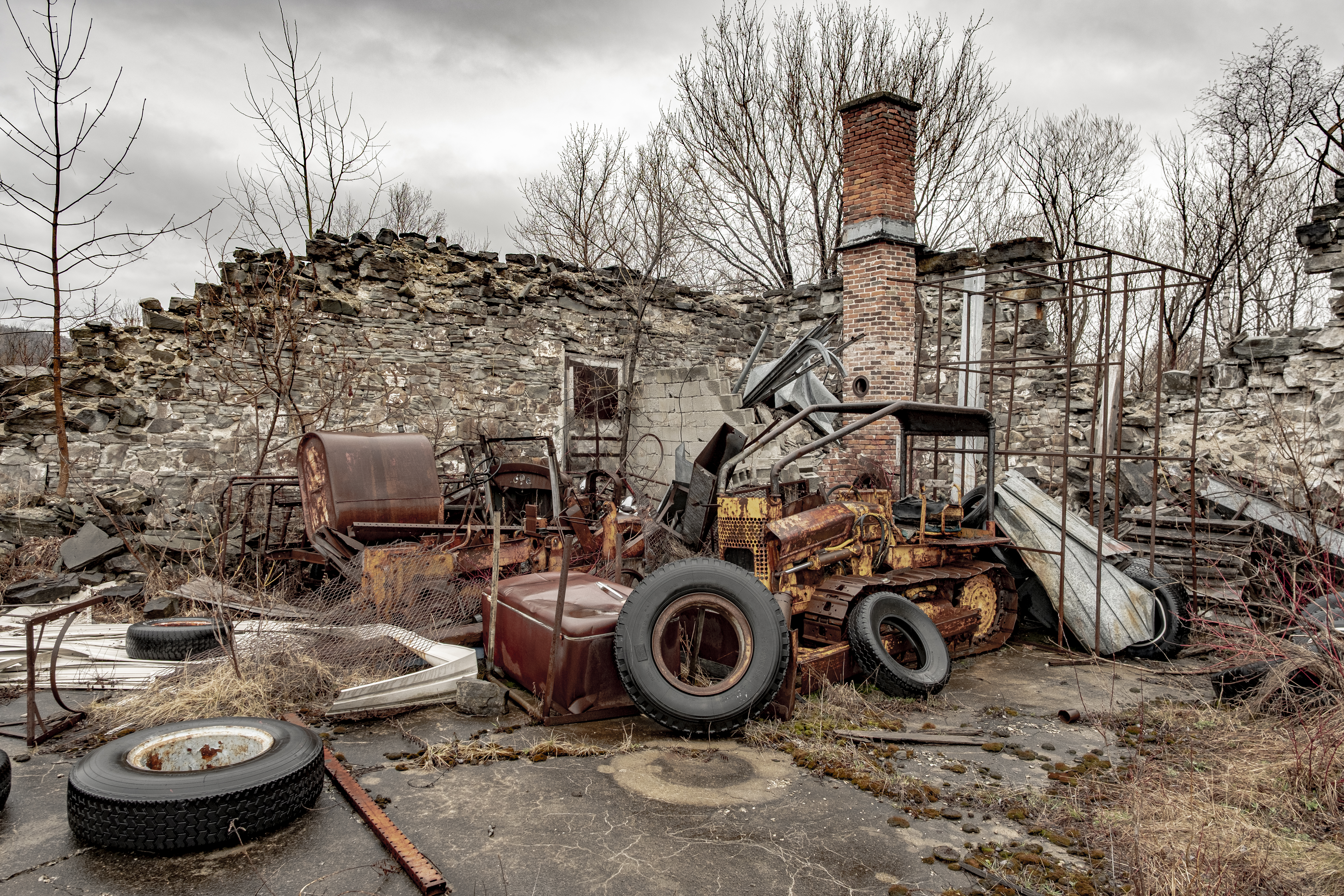 Un véhicule en décomposition au milieu des ruines d'un bâtiment en pierre à Québec, Canada.