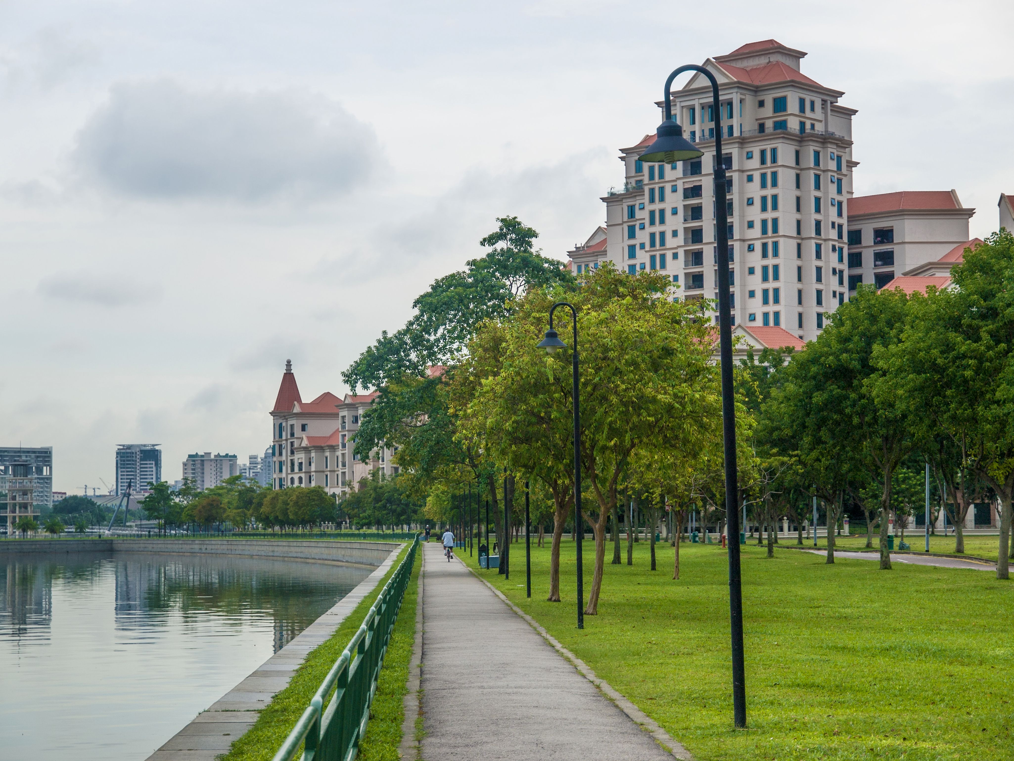 Scenic Riverside View with Modern Buildings in Singapore · Free Stock Photo