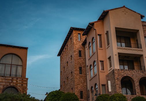Splendida architettura di ispirazione toscana in Thailandia, immortalata al tramonto con un cielo sereno.