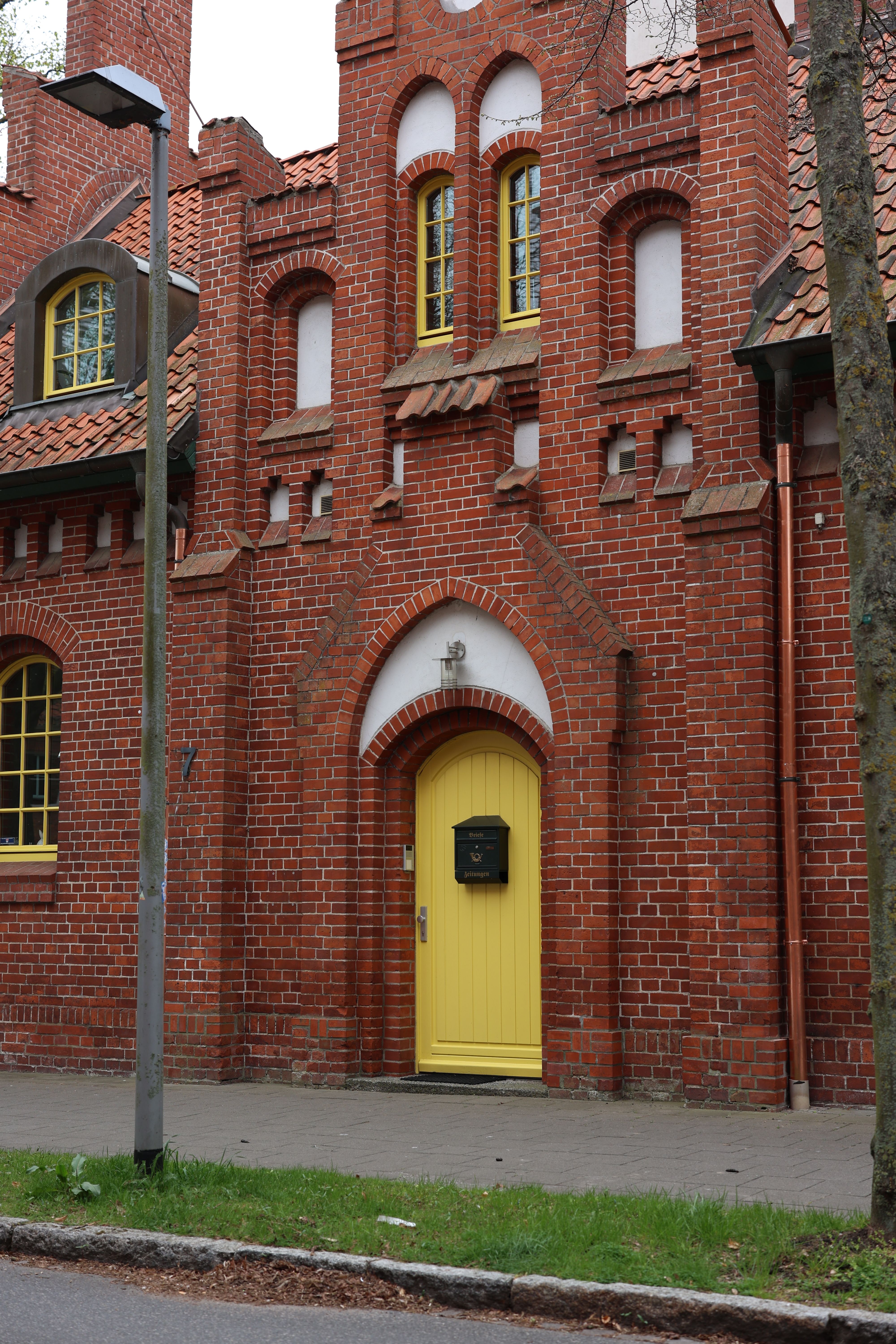 Charming Historic Brick Building with Yellow Door · Free Stock Photo