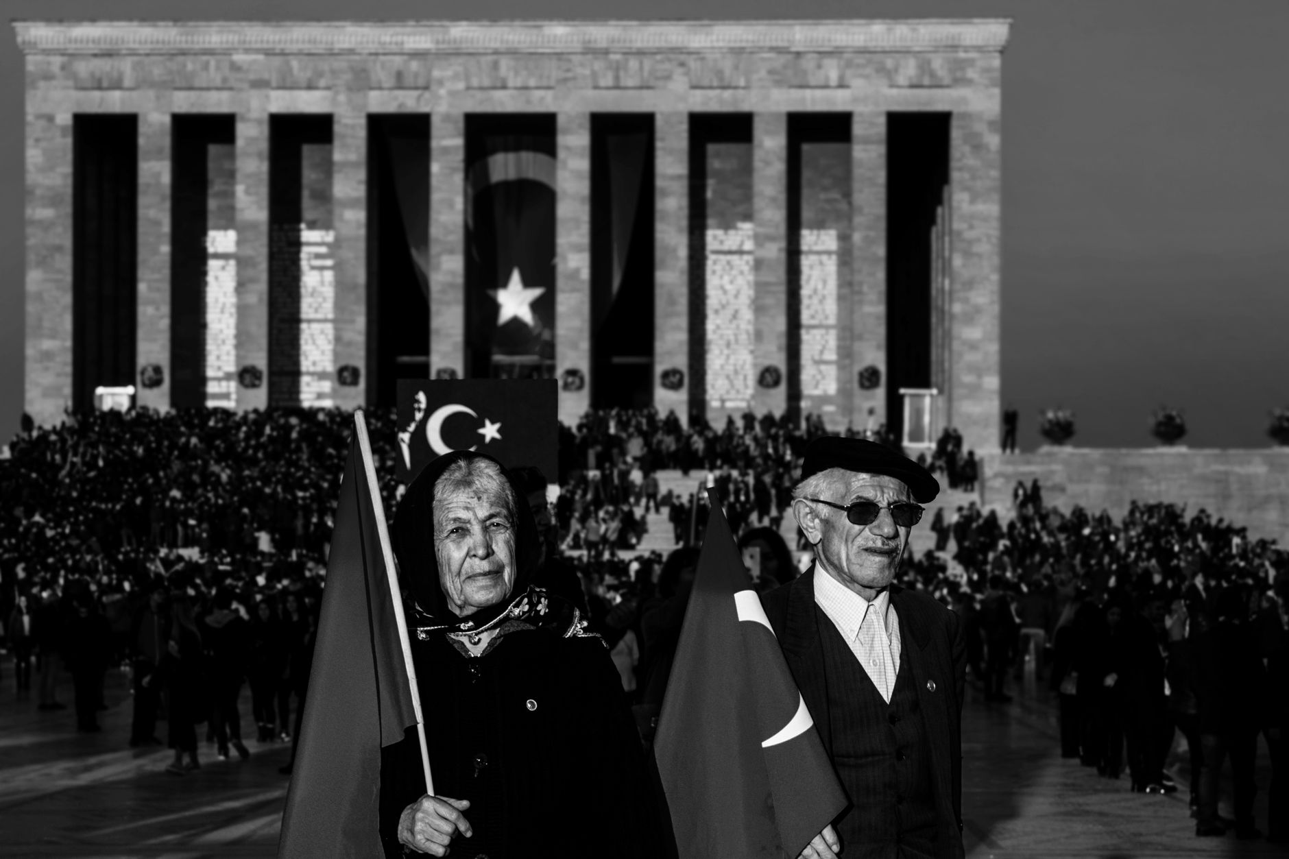 Türkiye Cumhuriyeti'nin Kurtuluş Savaşı'ndan modern döneme uzanan tarihini temsil eden, Türk bayrağı, Atatürk ve tarihi simgelerin harmanlandığı kompozisyon.