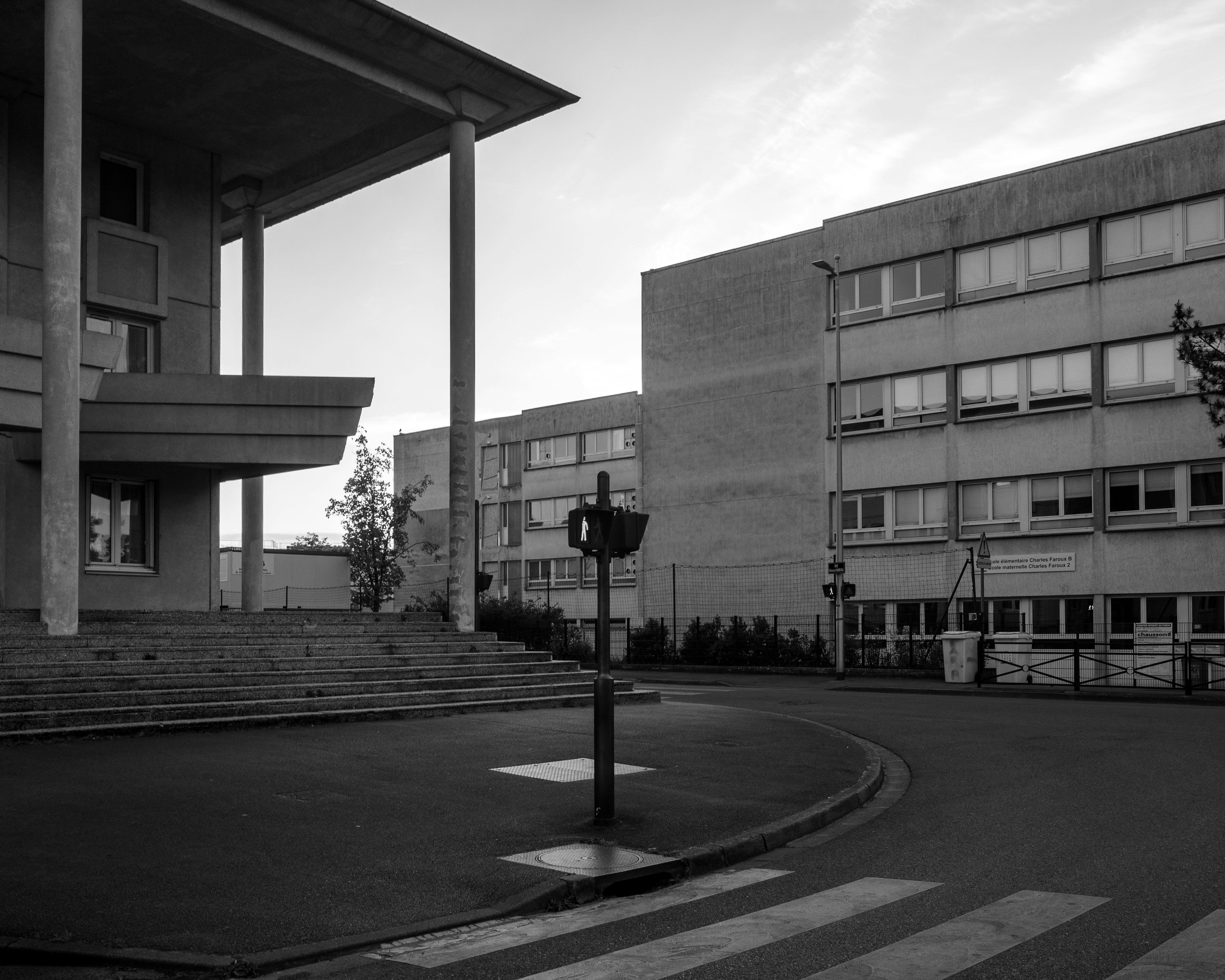 Black and white image of a modern architectural building in Compiègne, France.