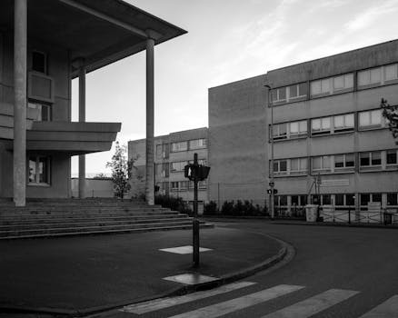 Black and white image of a modern architectural building in Compiègne, France.