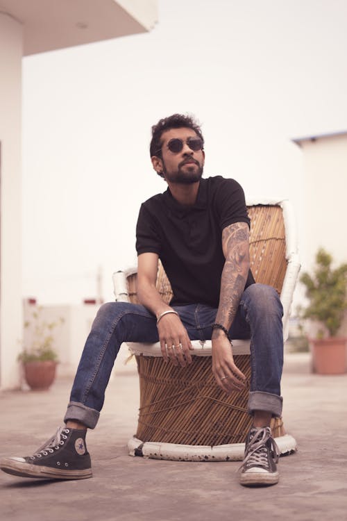 Shallow Focus Photo of Man in Black Crew-neck T-shirt