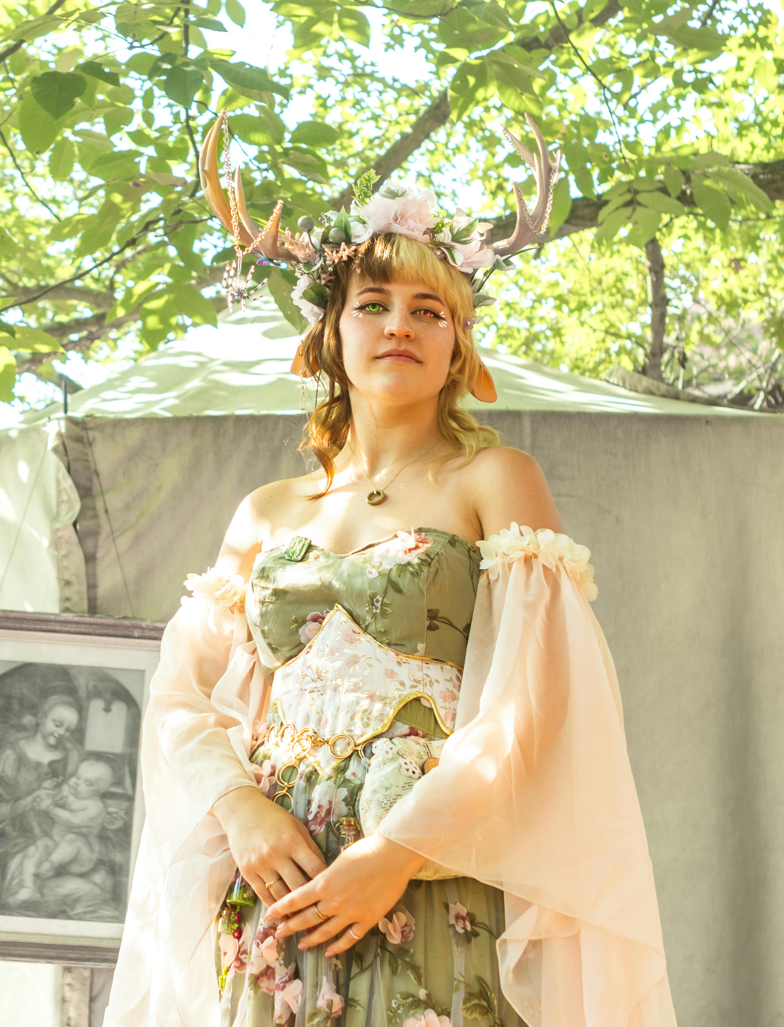 grátis Um cosplay cativante de fada com chifres em uma floresta ensolarada perto de Holly, Michigan. Foto profissional