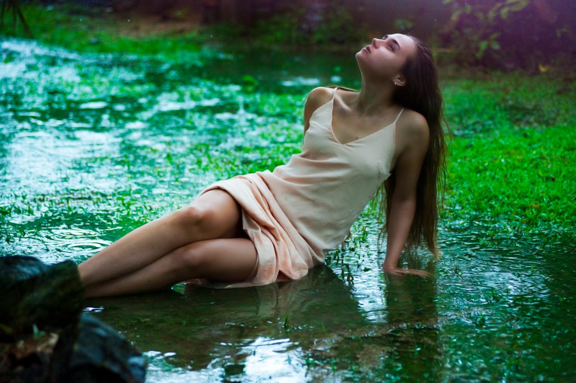 無料 濡れた芝生のフィールドに横たわっている女性 写真素材