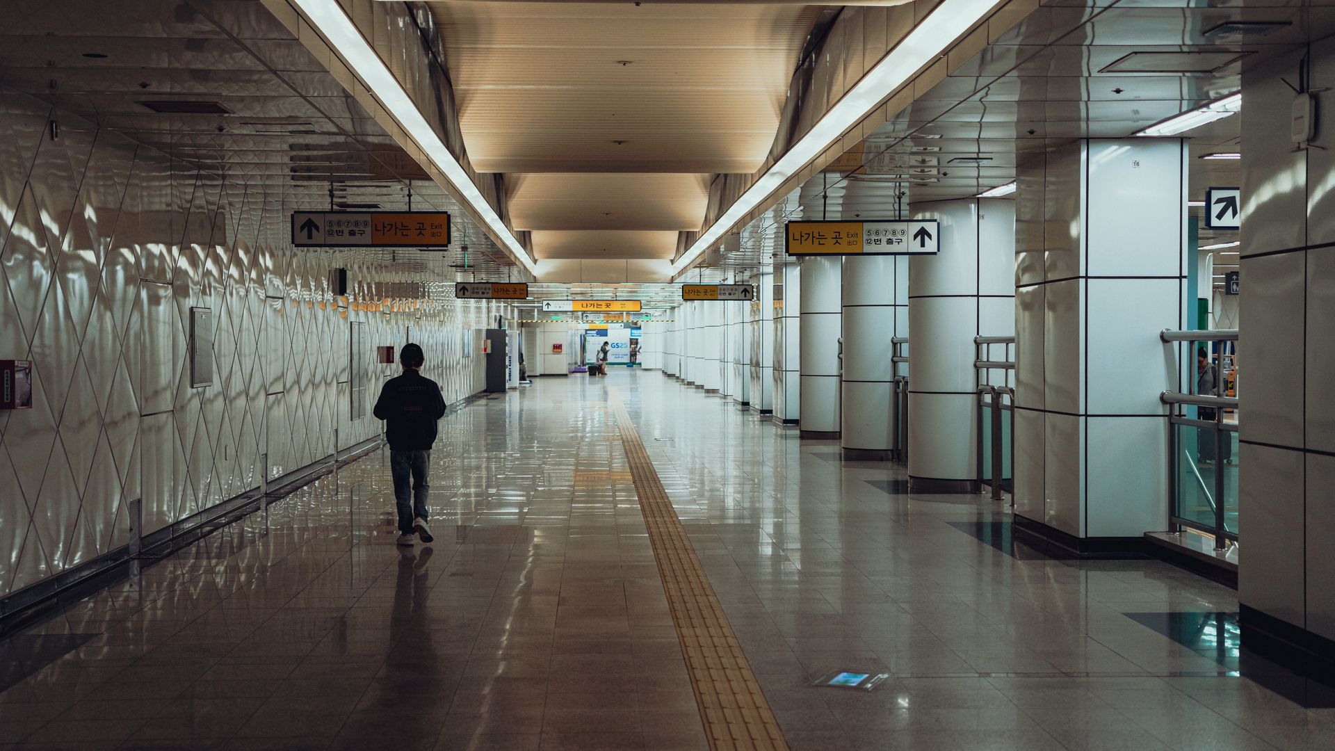 Stasiun subway yang menunjukkan pentingnya menyiapkan pembayaran dalam cara tukar won Korea Selatan