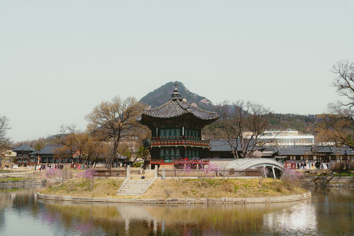 서울 경복궁의 전통 건축과 연못을 담은 실제 촬영 장면